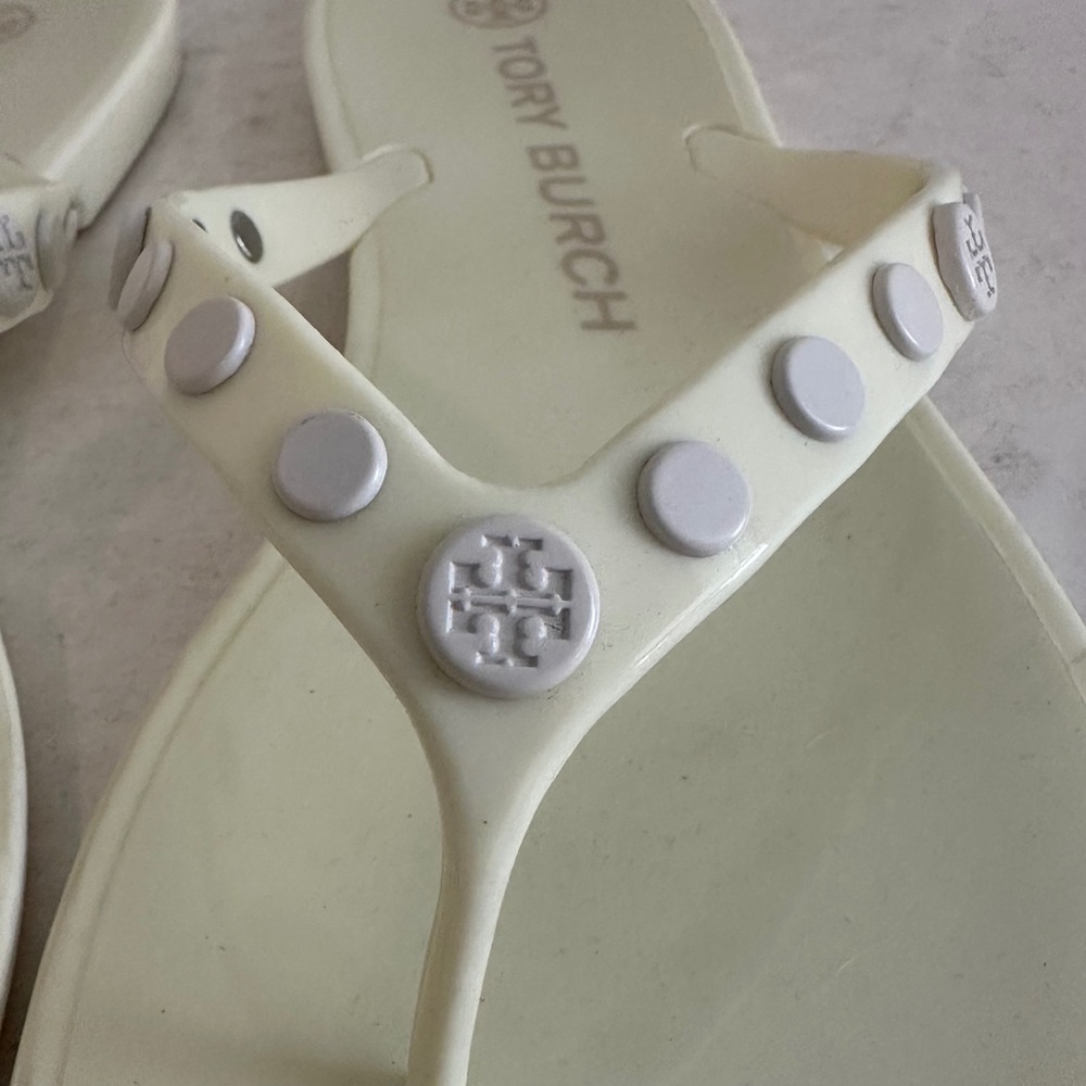 Tory Burch Studded Jelly Toe Post Sandals Size‎ 8 Ivory Resortwear Beach Logo - Picture 7 of 7